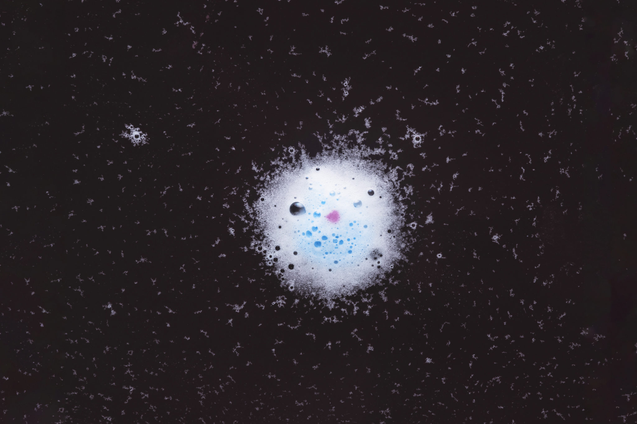 Μια φόρμουλα ενός αιώνα "αναγεννήθηκε" για να αποκαλύψει επιτέλους πώς κινούνται πραγματικά τα πιο επικίνδυνα αερομεταφερόμενα σωματίδια. Πηγή: Freepik