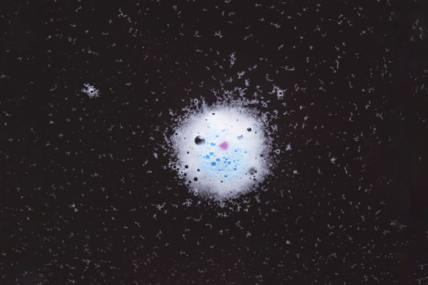 Μια φόρμουλα ενός αιώνα "αναγεννήθηκε" για να αποκαλύψει επιτέλους πώς κινούνται πραγματικά τα πιο επικίνδυνα αερομεταφερόμενα σωματίδια. Πηγή: Freepik