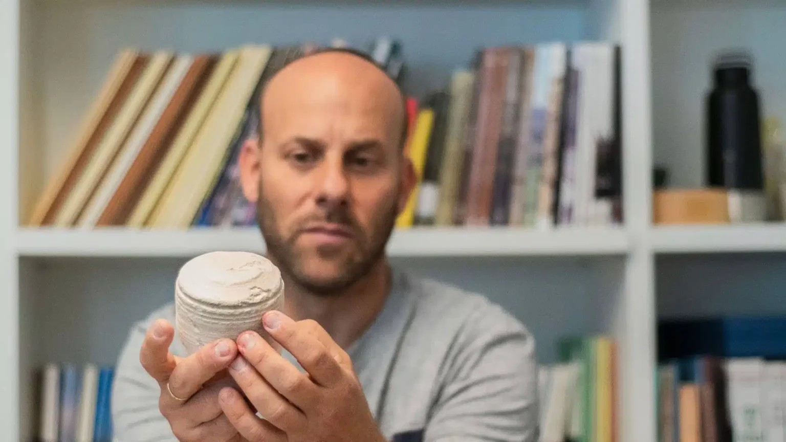 Ο αρχαιολόγος Eitan Klein κρατά ένα ασβεστολιθικό αγγείο που ανακτήθηκε από το εργαστήριο της περιόδου του Δεύτερου Ναού, το οποίο ανακαλύφθηκε στο Όρος Σκόπος στην Ιερουσαλήμ. Πηγή: Ισραηλινή Αρχή Αρχαιοτήτων 