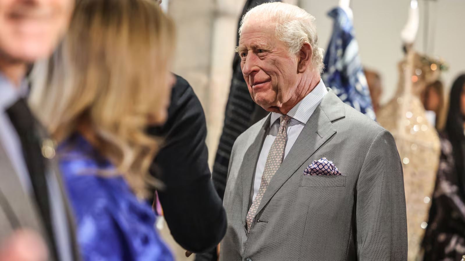 Ο βασιλιάς Κάρολος Γ΄ συνομιλεί με τη σχεδιάστρια Στέλλα ΜακΚάρτνεϊ στην Εβδομάδα Μόδας του Λονδίνου, Πέμπτη 19 Φεβρουαρίου 2026. Φωτογραφία: Richard Pohle/The Times Pool μέσω AP