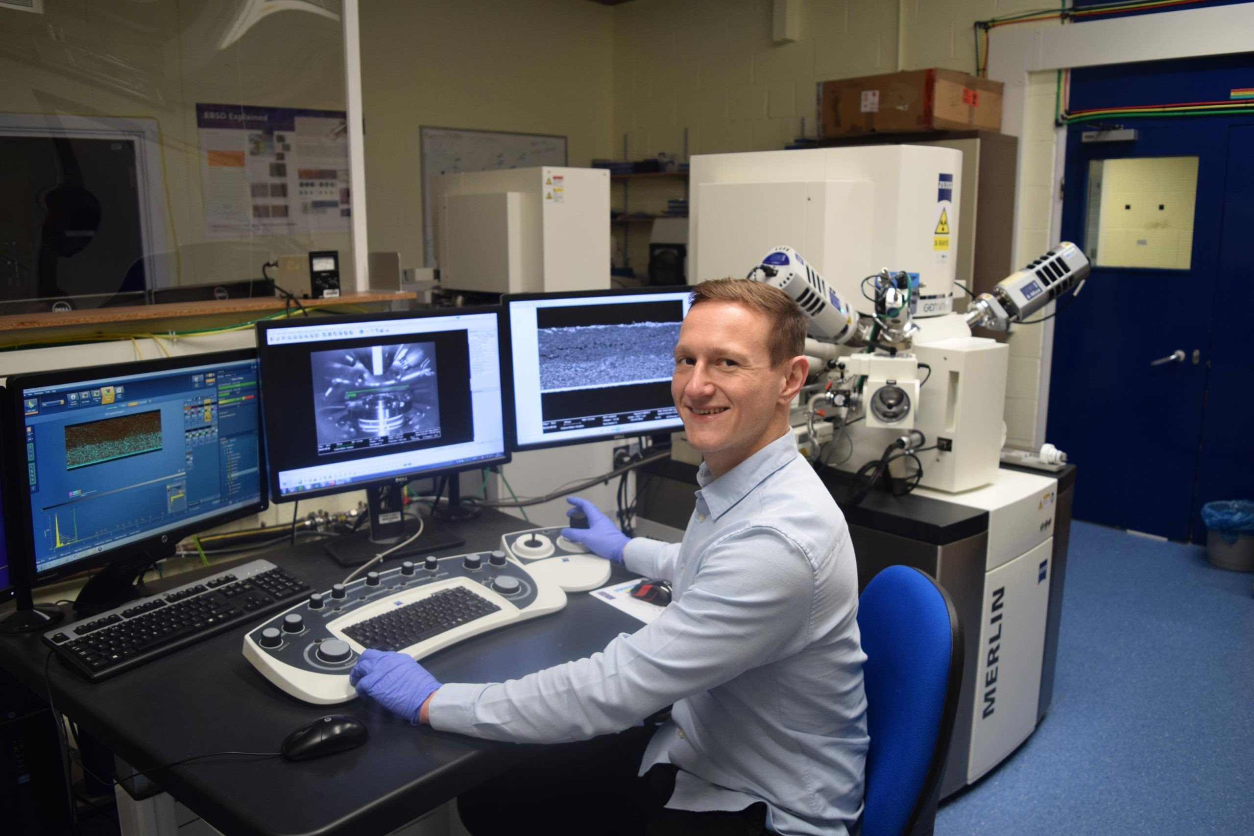 Ο επικεφαλής συγγραφέας Δρ. Stanislaw Zankowski χρησιμοποιεί τις παγκοσμίου κλάσης εγκαταστάσεις ηλεκτρονικής μικροσκοπίας στο Κέντρο Ηλεκτρονικής Μικροσκοπίας David Cockayne, στο Τμήμα Υλικών του Πανεπιστημίου της Οξφόρδης. Πηγή: Τμήμα Υλικών, Πανεπιστήμιο της Οξφόρδης