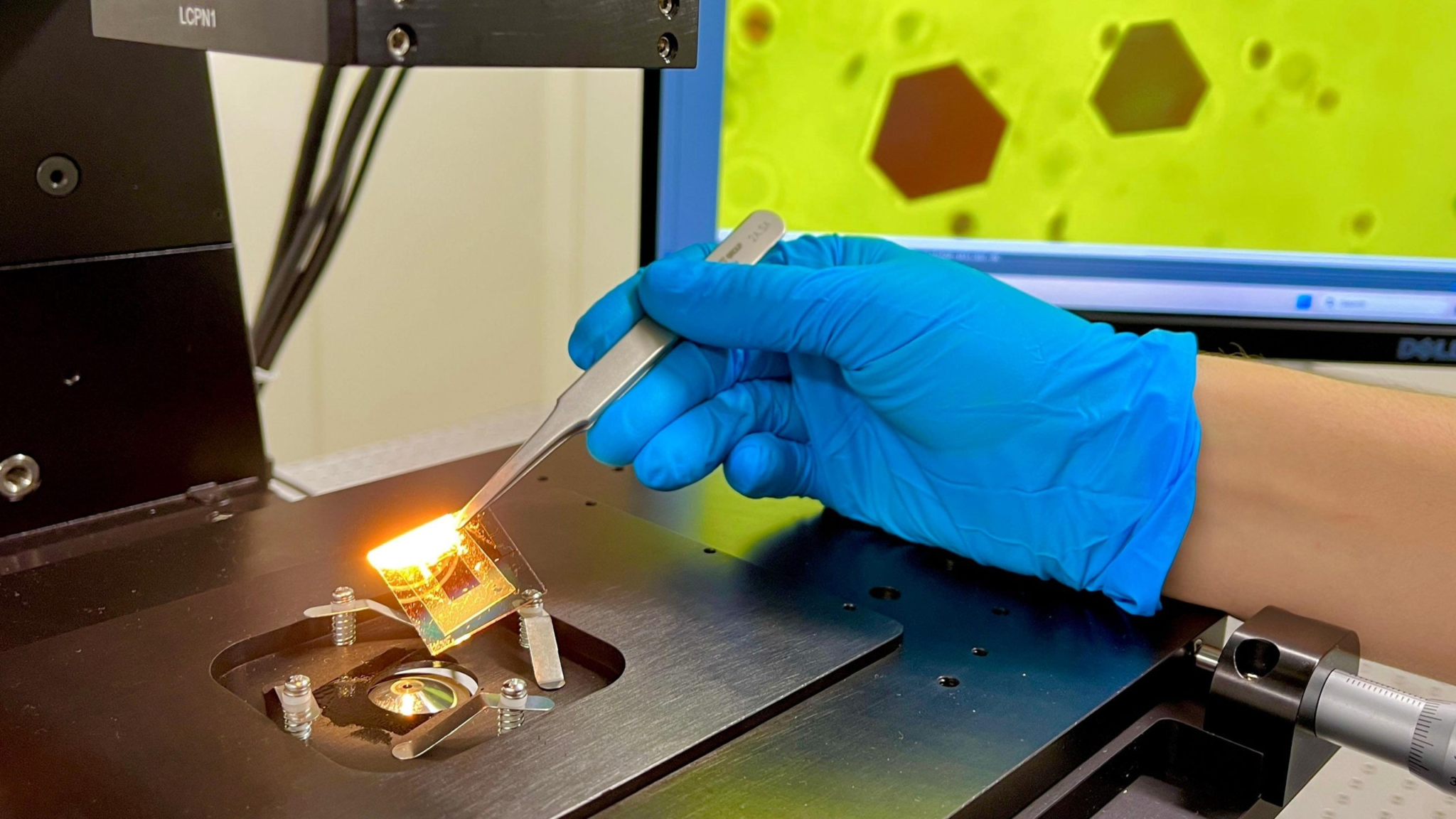 Ερευνητές στο Πανεπιστήμιο Τεχνολογίας Chalmers της Σουηδίας ανακάλυψαν έναν γρήγορο και εύκολο τρόπο για να μελετήσουν τις κρυφές δυνάμεις που συγκρατούν τα μικρότερα αντικείμενα του σύμπαντος. Χρησιμοποιώντας χρυσό, θαλασσινό νερό και φως, δημιούργησαν μια πλατφόρμα στην οποία οι δυνάμεις αυτές γίνονται ορατές μέσω χρωμάτων. Δύο λεπτές γυάλινες πλάκες συγκρατούν όλα όσα χρειάζονται για τη μελέτη της «αόρατης κόλλας» της φύσης. Πηγή: Πανεπιστήμιο Τεχνολογίας Chalmers | Mia Halleröd Palmgren