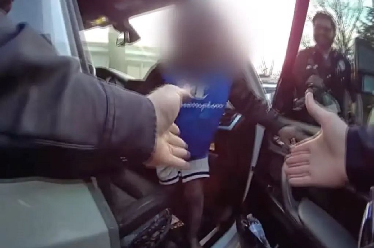 Ο σκύλος οδήγησε τους αστυνομικούς κατευθείαν στο αγνοούμενο αγόρι, το οποίο βρέθηκε κλειδωμένο μέσα σε κοντινό αυτοκίνητο.