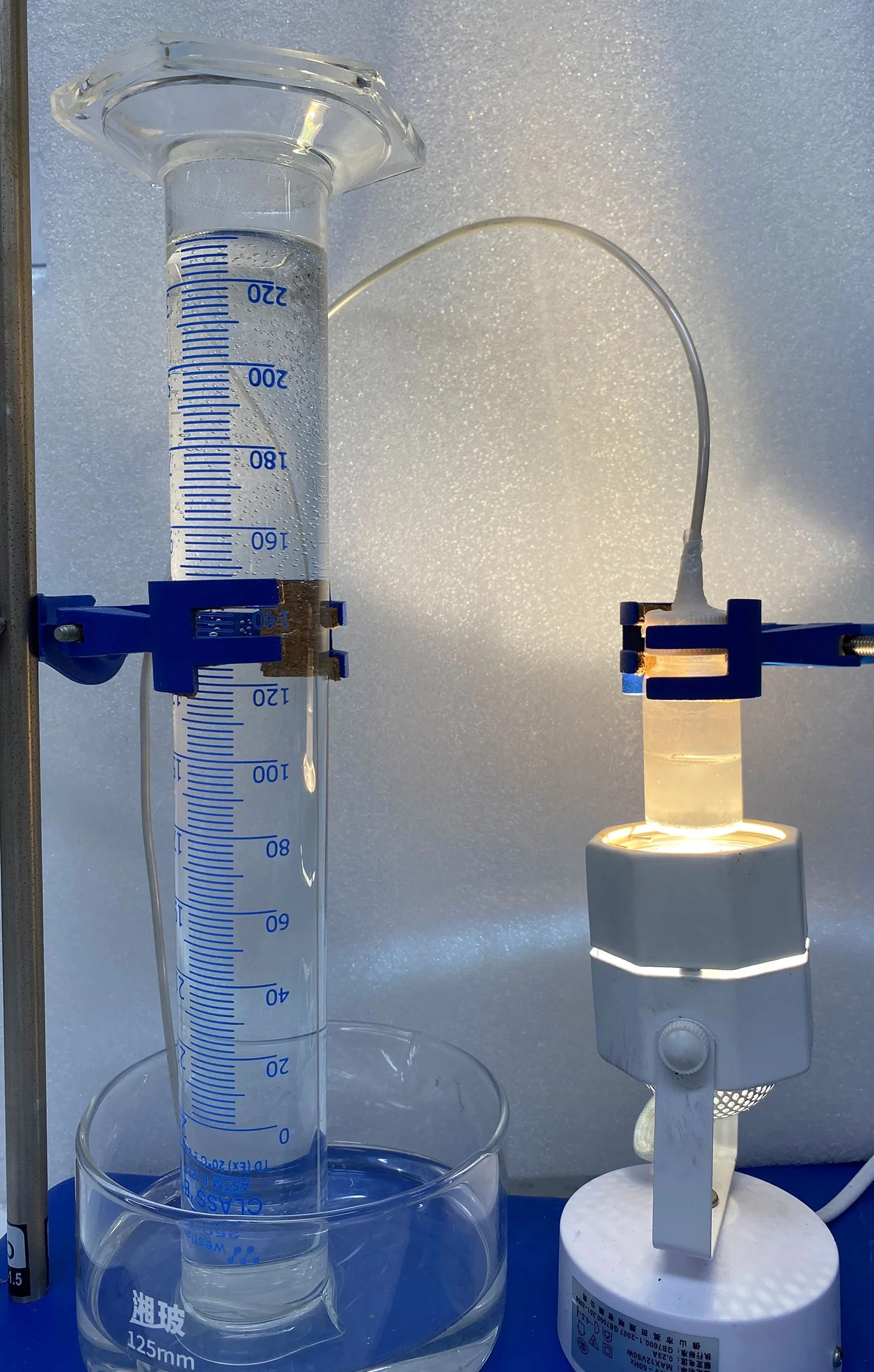Η τεχνολογία διαθέτει σωματίδια γαλλίου που αιωρούνται είτε σε θαλασσινό είτε σε γλυκό νερό και ενεργοποιούνται υπό τεχνητό φως. Πηγή: Kourosh Kalantar-Zadeh