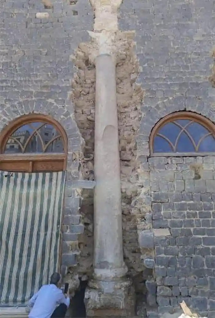 Η κολόνα στη βάση της οποίας ανακαλύφθηκε η ελληνική επιγραφή. Μελετητές που αποκρυπτογραφούν αρχαίες ελληνικές επιγραφές στη Συρία επισημαίνουν ορθογραφικές ή γραμματικές αποκλίσεις, οι οποίες αντανακλούν το συριακό (αραμαϊκό) γλωσσικό υπόβαθρο του τοπικού πληθυσμού. Φωτογραφία: Abdulhadi Al-Najjar 