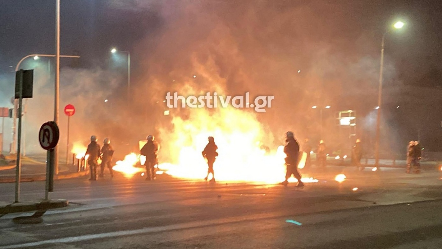 Θεσσαλονίκη: Επεισόδια στο κέντρο της πόλης με μολότοφ εναντίον των ΜΑΤ – Δείτε βίντεο