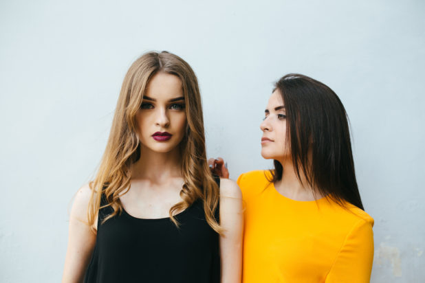 Οι γυναίκες που ανταγωνίζονται άλλες γυναίκες, έχουν συνήθως αυτές τις 8 κρυφές πεποιθήσεις