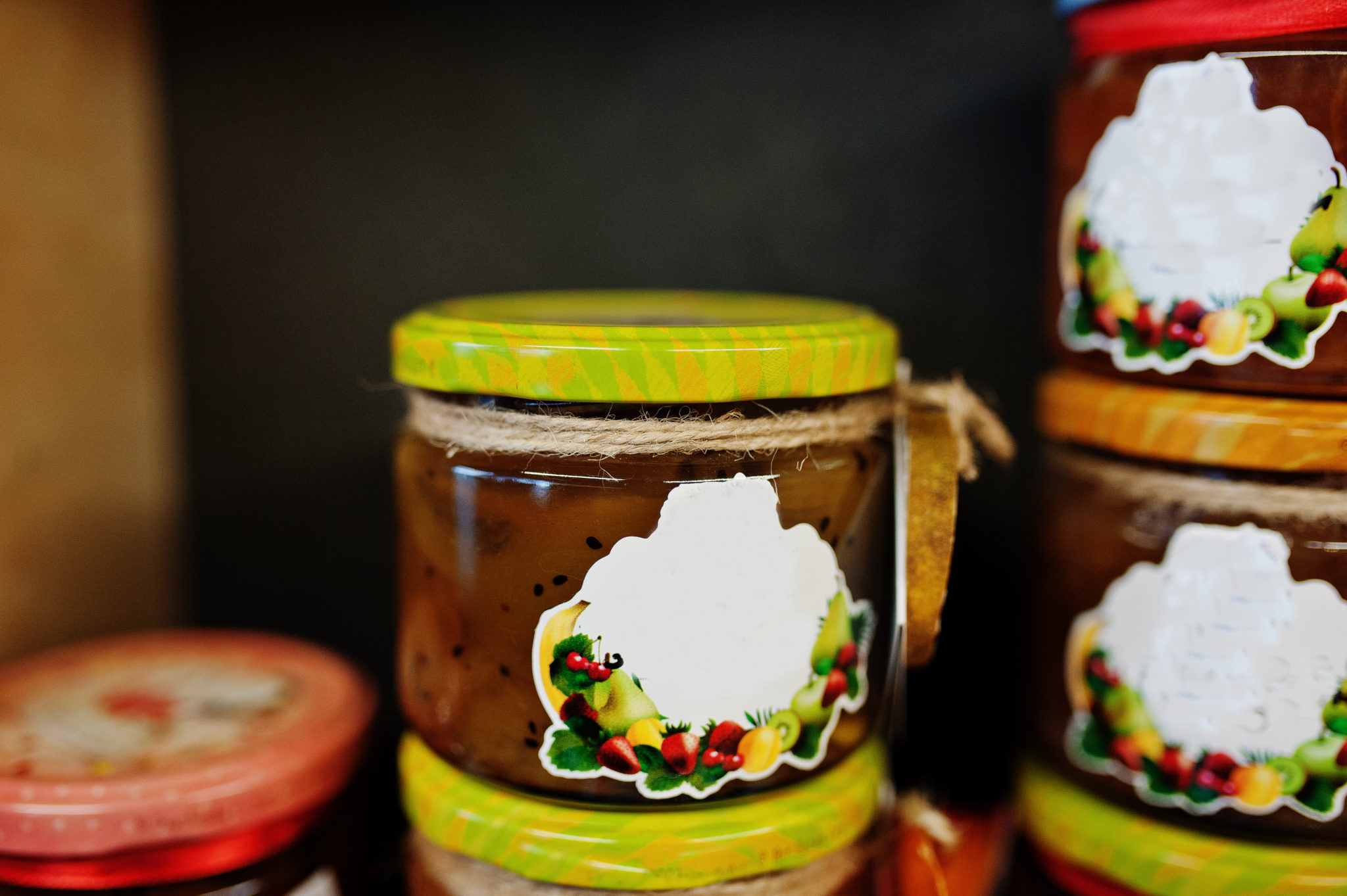 Ξεχάστε το τρίψιμο: Η απλή λύση για να αφαιρέσετε τις αυτοκόλλητες ετικέτες από τα βάζα με ένα φυσικό υλικό