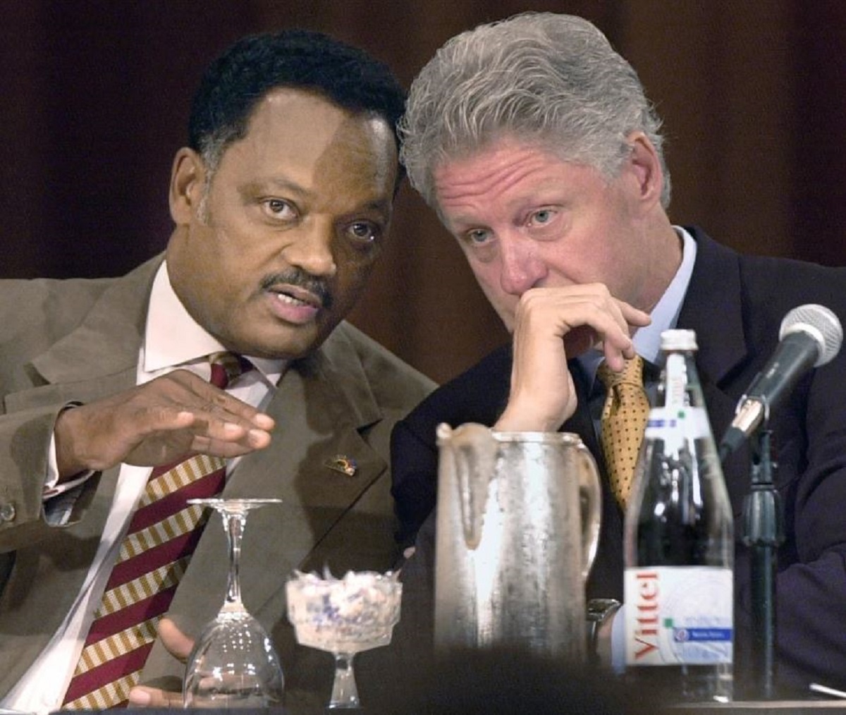 Ο Τζέσι Τζάκσον και ο πρώην πρόεδρος Μπιλ Κλίντον συνομιλούν στο ετήσιο συνέδριο της PUSH, στις 8 Αυγούστου 2001, στο Σικάγο.Φωτογραφία: Associated Press