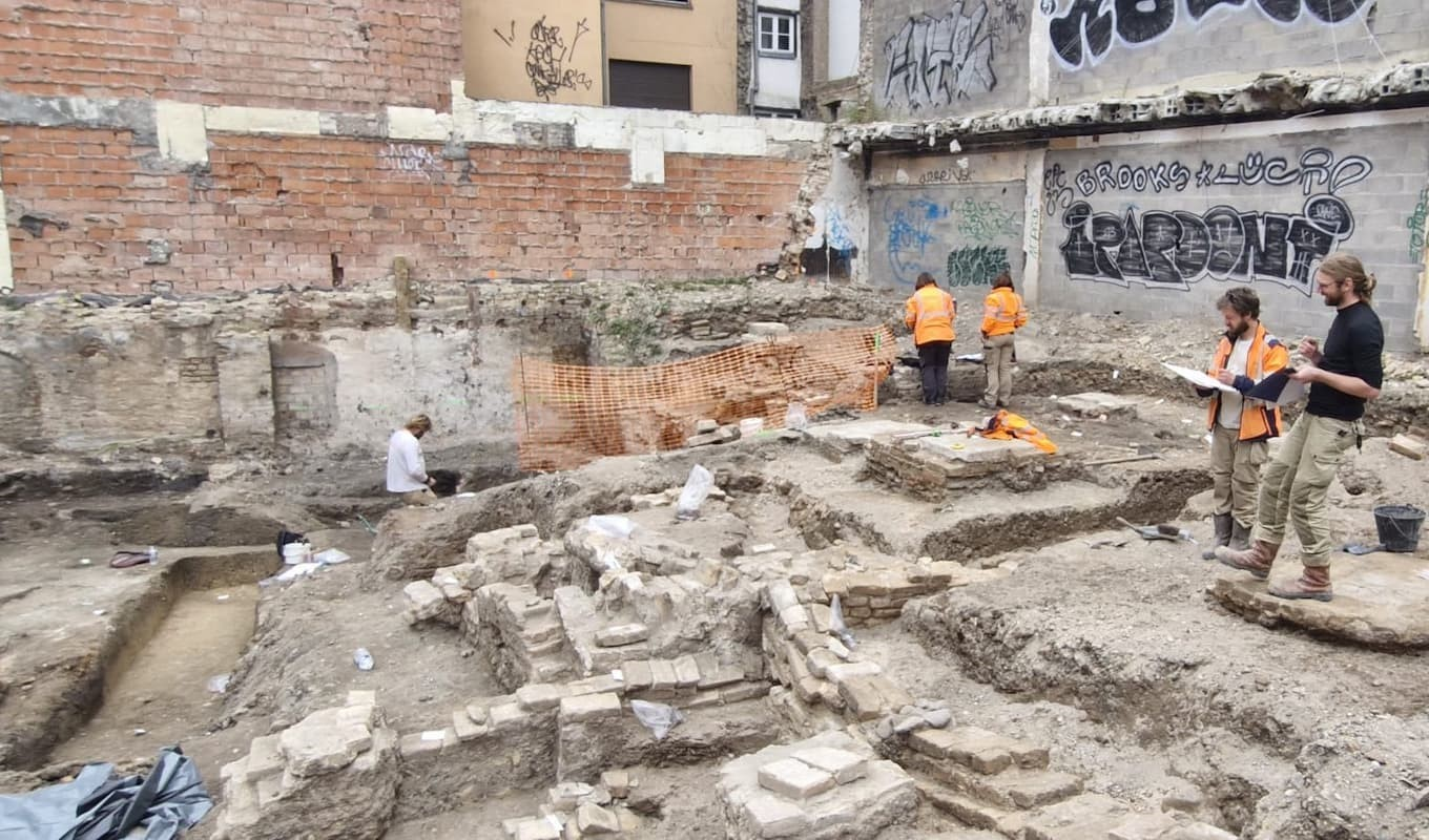 Γενική άποψη του χώρου υπό ανασκαφή. Πολλές τοιχοποιίες είναι ορατές σε διαφορετικά υψομετρικά επίπεδα, μαρτυρώντας τη χρονολογική τους διαδοχή και την αναδιοργάνωσή τους. Πηγή: Marieke van Es, Inrap