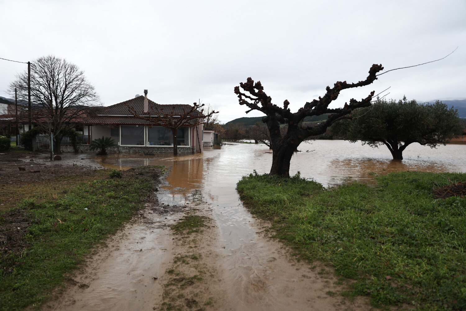 Live η πορεία της κακοκαιρίας: Γέμισαν λασπόνερα δρόμοι και σοκάκια στα νησιά – Δεκάδες κλήσεις στην Πυροσβεστική στην Κεντρική Μακεδονία