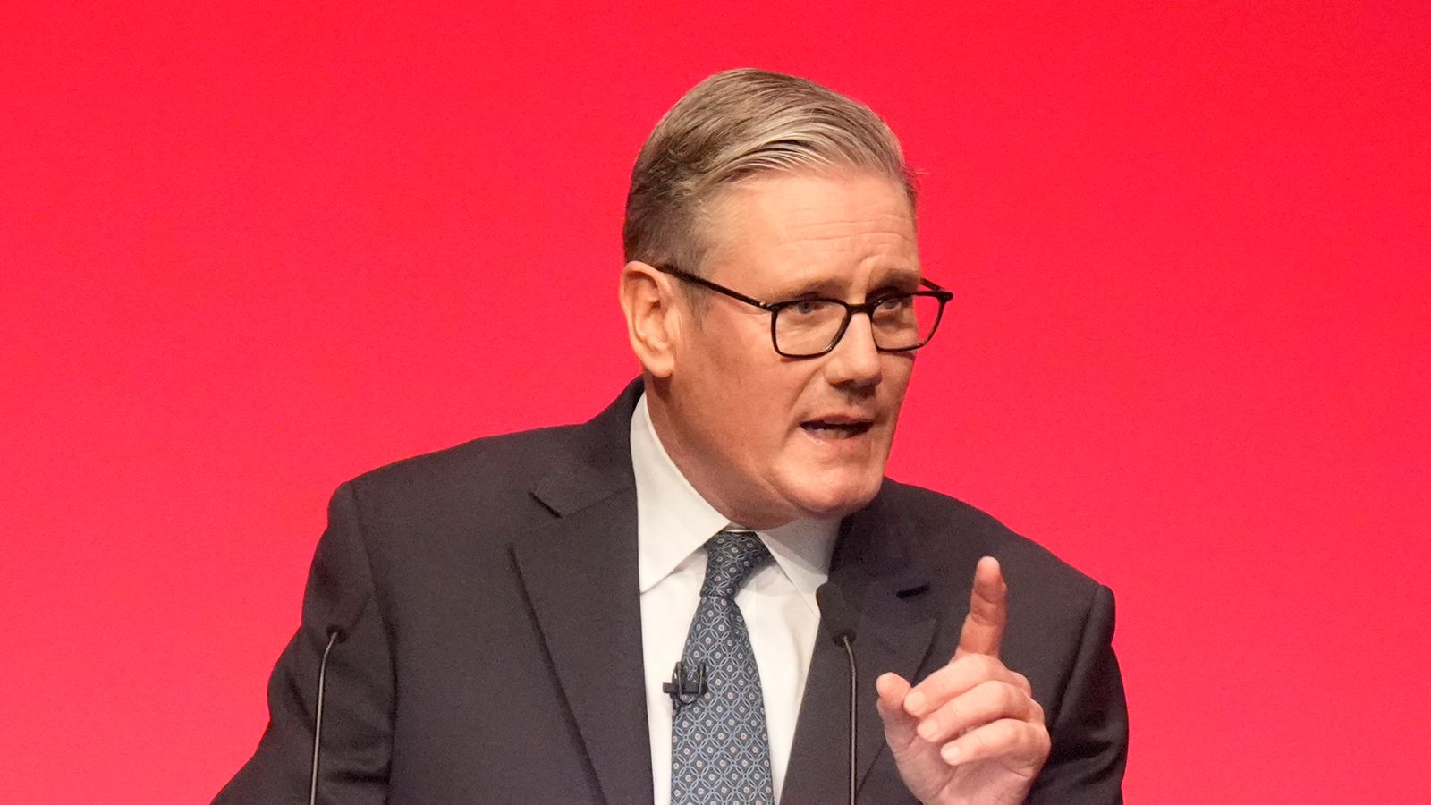 Βρετανία: «Oι γυναίκες με τα γκρι» και το σκιάχτρο των εκλογών – Πώς οι σύμμαχοι του πρωθυπουργού Στάρμερ προσπαθούν να τον κρατήσουν στην εξουσία