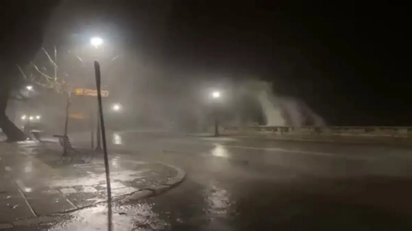 Κακοκαιρία: Πτώσεις δέντρων και προβλήματα στην ηλεκτροδότηση στην Κέρκυρα – Ανεμοστρόβιλος προκάλεσε ζημιές σε στέγες σπιτιών