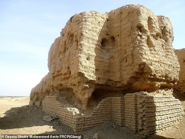 Ερείπια του ναού της θεάς Ιστάρ κοντά στο ζιγκουράτ στο Τελ Αλ-Ουχαϊμίρ, στην αρχαία πόλη Κις. Φωτογραφία: Dailymail