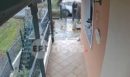 Βίντεο ντοκουμέντο: Η στιγμή που μέλος του κυκλώματος αγκαλιάζει ηλικιωμένο και αρπάζει την αλυσίδα του - Πάνω από 400.000 ευρώ η λεία τους