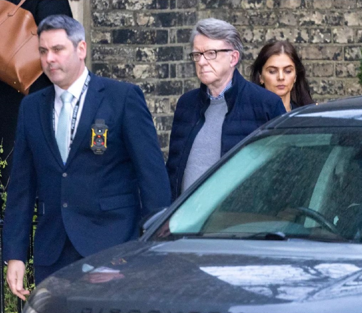 Ο Πίτερ Μάντελσον αποχωρεί σήμερα από το σπίτι του στο Λονδίνο. Πηγή: Darren Fletcher