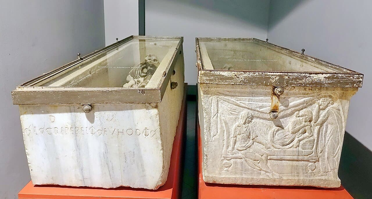 Οι σαρκοφάγοι του Euhodus (αριστερά) και της Crepereia Tryphaena (δεξιά), όπως εκτέθηκαν στη Ρώμη το 2017. Φωτογραφία: Luciano Tronatti / Wikimedia Commons 