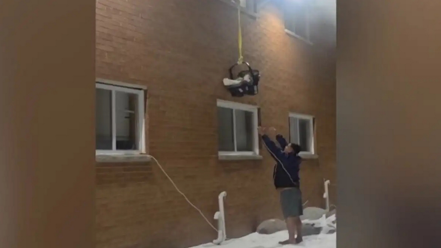 Μιλγουόκι: Καρέ – καρέ η διάσωση βρέφους με μία κουβέρτα από φλεγόμενο διαμέρισμα