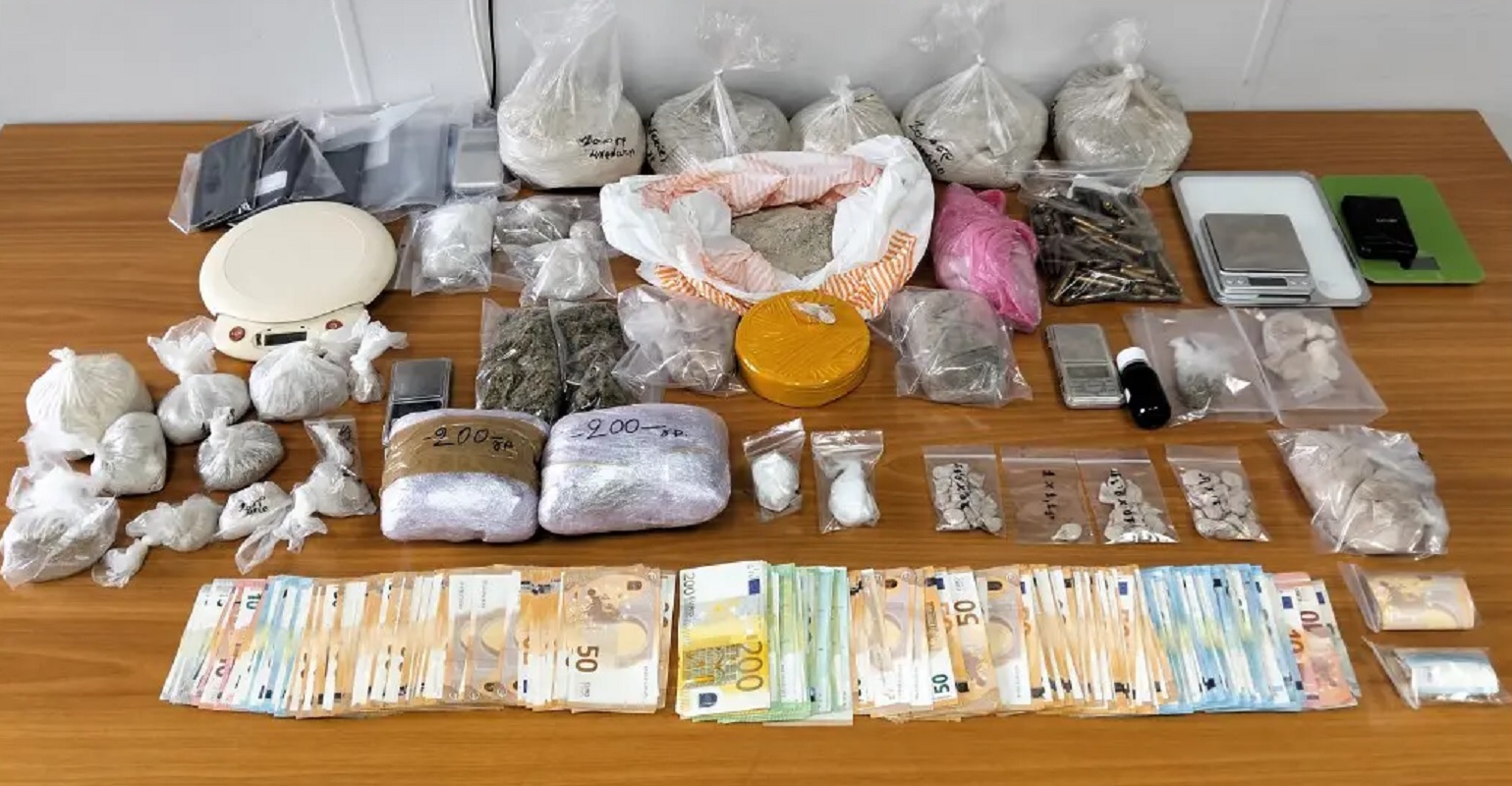 ΕΛΑΣ: Εξαρθρώθηκε κύκλωμα διακίνησης ναρκωτικών στην Αττική – Έκρυβαν κοκαΐνη σε πατάρι, 6 συλλήψεις