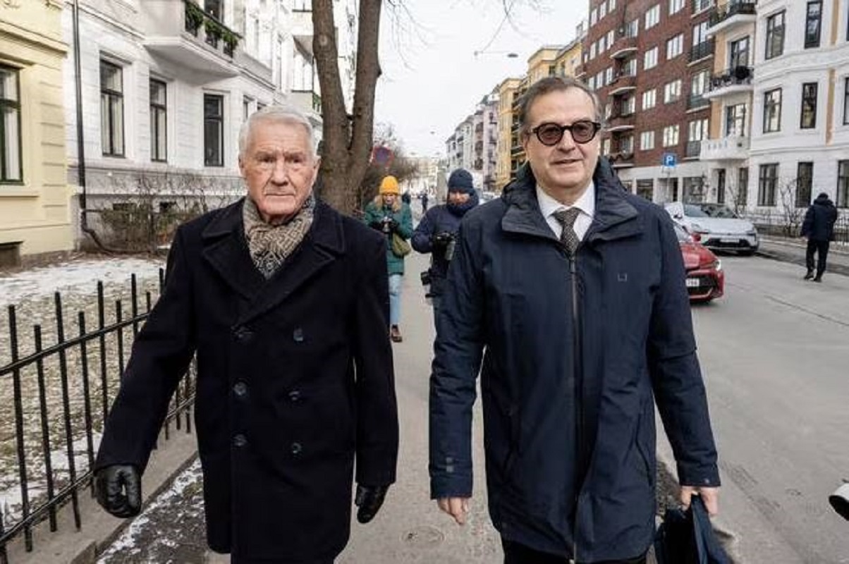 Ο Τόρμπγιορν Γιάγκλαντ και ο δικηγόρος του, Άντερς Μπρόσβεετ.Φωτογραφία: Lars Martin Hunstad / NRK