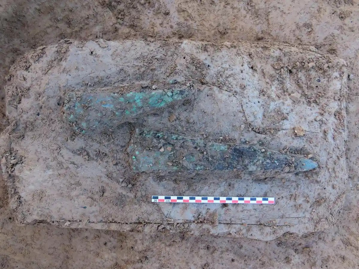 Τα δύο σπαθιά αφαιρέθηκαν ως ενιαίο κομμάτι για μελέτη και εξέταση στο εργαστήριο. Φωτογραφία: Emmanuel Ghesquière, Inrap