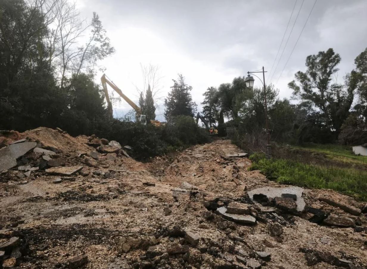 Κακοκαιρία: «Βομβαρδισμένο» τοπίο ο παραλιακός δρόμος προς τον Μύτικα μετά τις κατολισθήσεις στην Πρέβεζα – Στον «αέρα» κατάστημα λόγω διάβρωσης του εδάφους