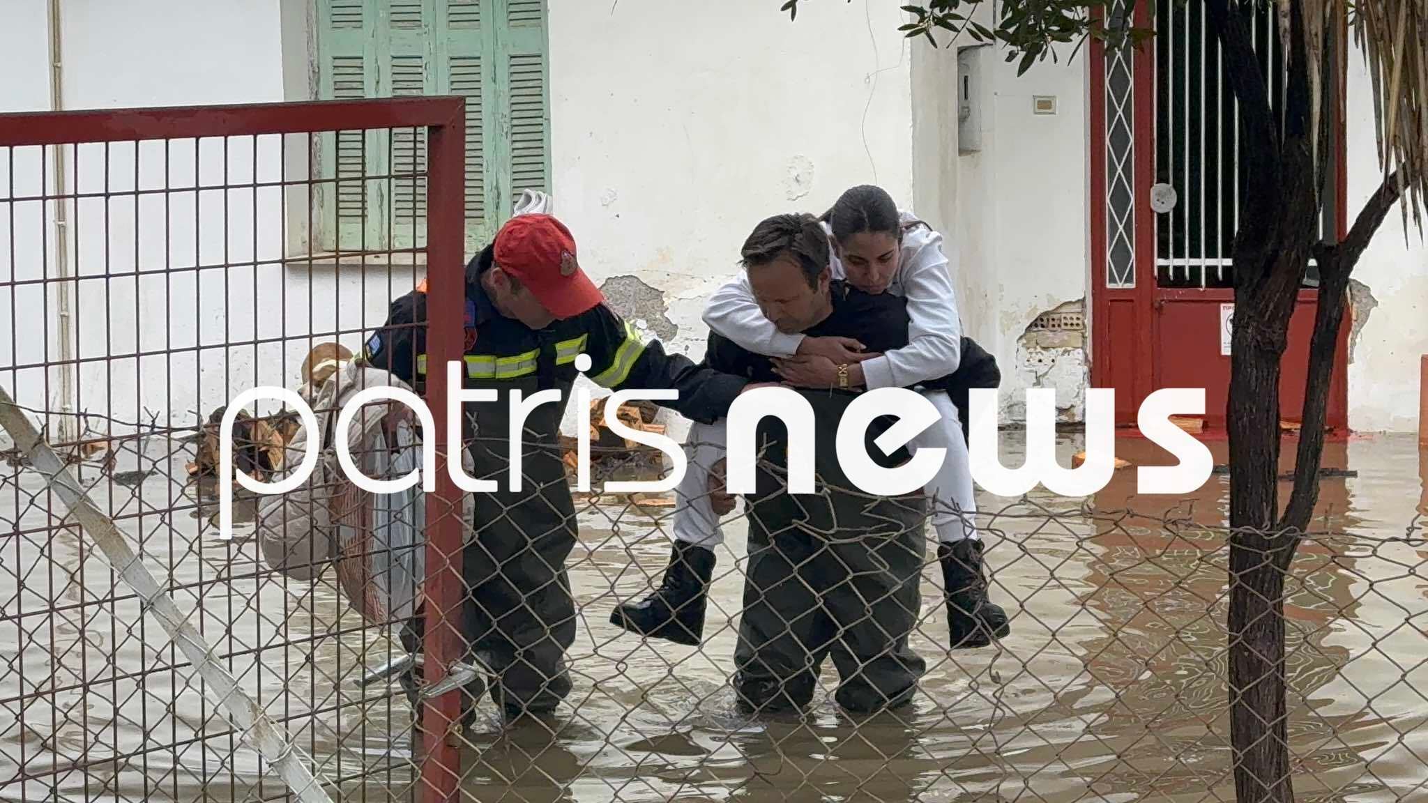 Κακοκαιρία-Πύργος: Έσπασε η γέφυρα του Ενιπέα, αποκομμένες 10 οικογένειες – Πυροσβέστες μετέφεραν στα χέρια ενοίκους σπιτιού που πλημμύρισε
