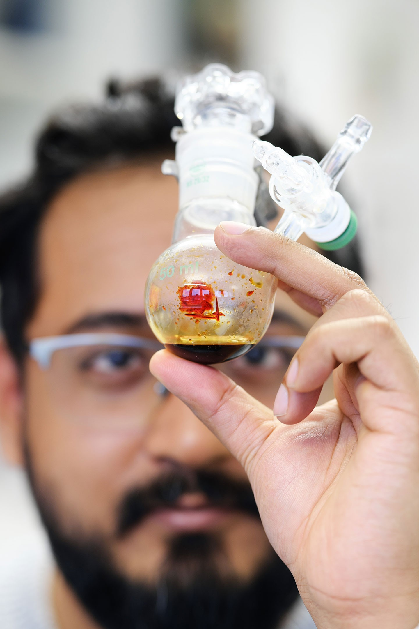 Ο Ankur, διδακτορικός φοιτητής του καθηγητή David Scheschkewitz, εξετάζει το δείγμα με το πεντασιλακυκλοπενταδιενίδιο. Πηγή: Thorsten Mohr/Πανεπιστήμιο του Σααρλάντ