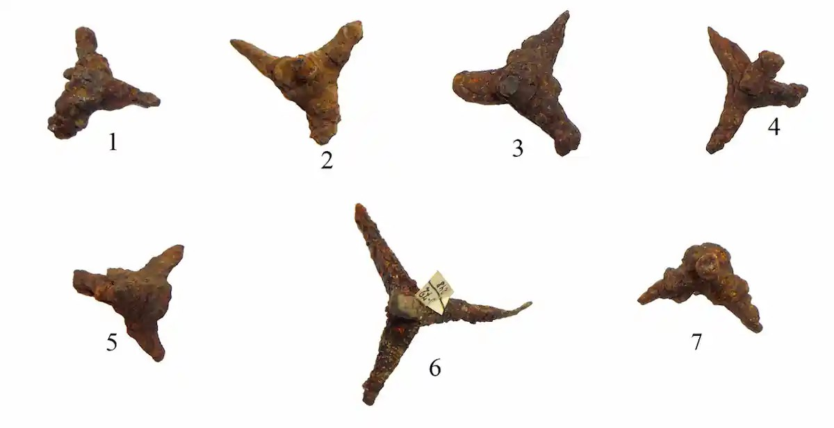 Tribuli (τρίβολοι), ρωμαϊκά όπλα κατά του ιππικού. Πηγή: Saveliev 2019