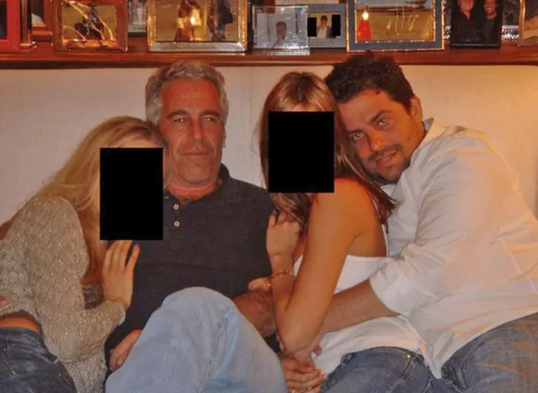 Ο σκηνοθέτης της «Μελάνια» εμφανίστηκε δίπλα στον Τζέφρι Έπσταϊν με δύο κορίτσια σε έναν καναπέ σε φωτογραφίες που κυκλοφόρησαν πρόσφατα.Υπουργείο Δικαιοσύνης