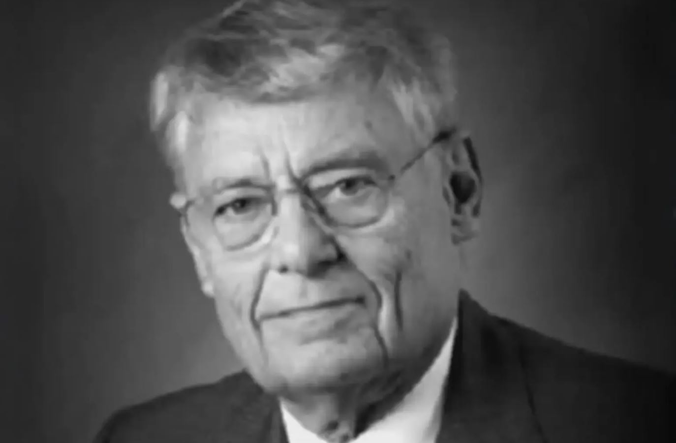 Ο Ρόμπερτ Φούλερ Τζούνιορ, 87 ετών, εντοπίστηκε χωρίς τις αισθήσεις του, φέροντας τραύμα από πυροβόλο όπλο, στο διαμέρισμά του σε μονάδα συνταξιοδότησης στο Μέριλαντ ανήμερα του Αγίου Βαλεντίνου.Πηγή: ABC7