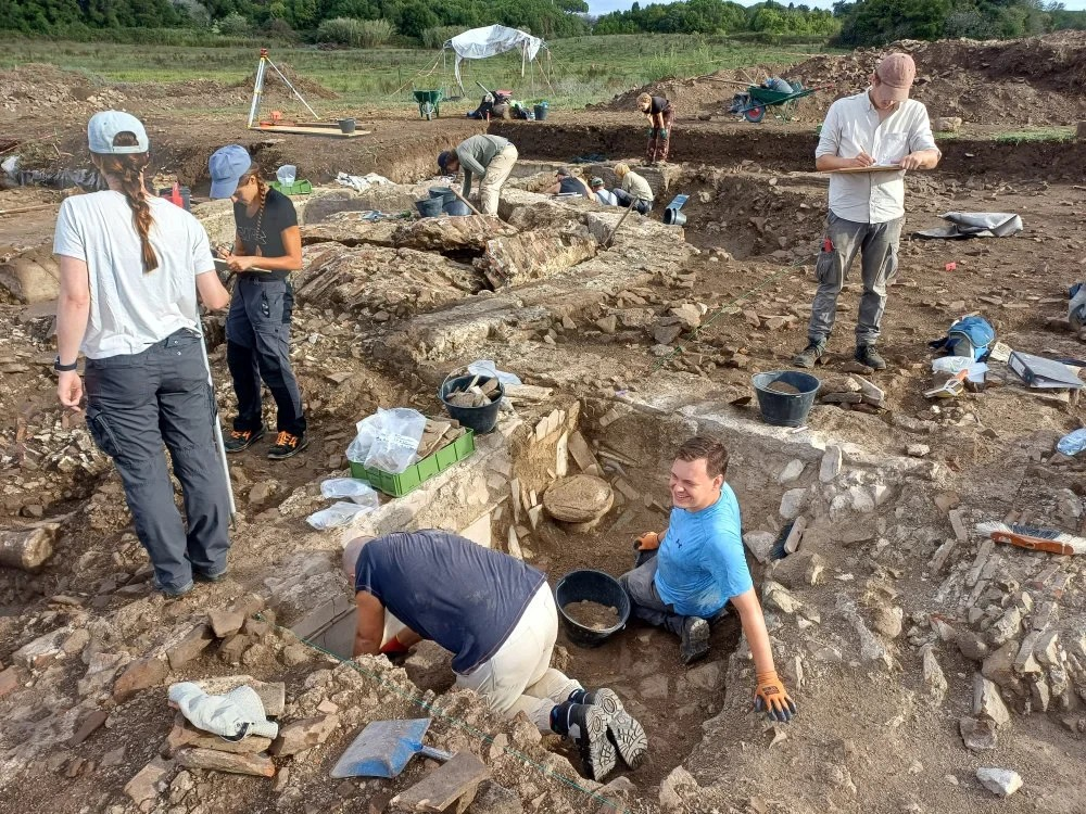 Ανασκαφή και τεκμηρίωση της αίθουσας (aula). Πηγή: Αρχείο Ostia Project