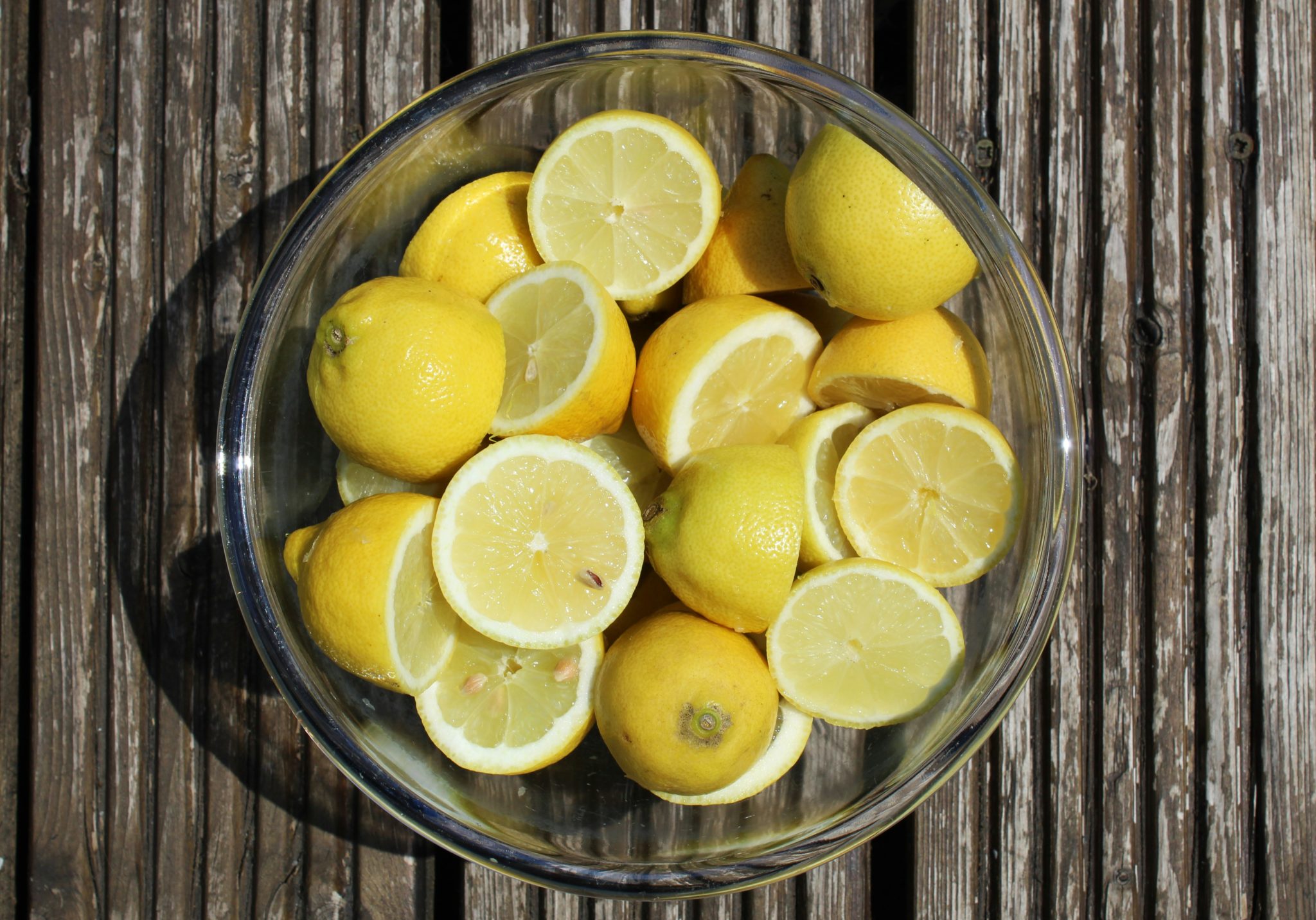 Λεμόνια: 6 τρόποι χρήσης τους στον καθαρισμό του σπιτιού – Από την λεύκανση των ρούχων έως την αφαίρεση των αλάτων