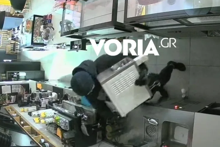 Θεσσαλονίκη: Καρέ-καρέ η στιγμή που διαρρήκτες μπουκάρουν σε καφέ και αρπάζουν τη… συσκευή για αφρόγαλα