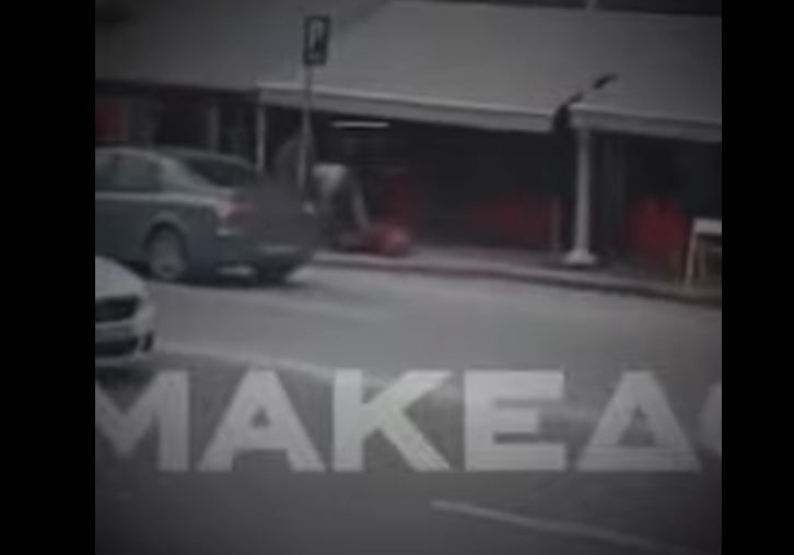 Θεσσαλονίκη: Άγριος ξυλοδαρμός 62χρονου από πατέρα ανήλικου έξω από τα δικαστήρια – ΒΙΝΤΕΟ