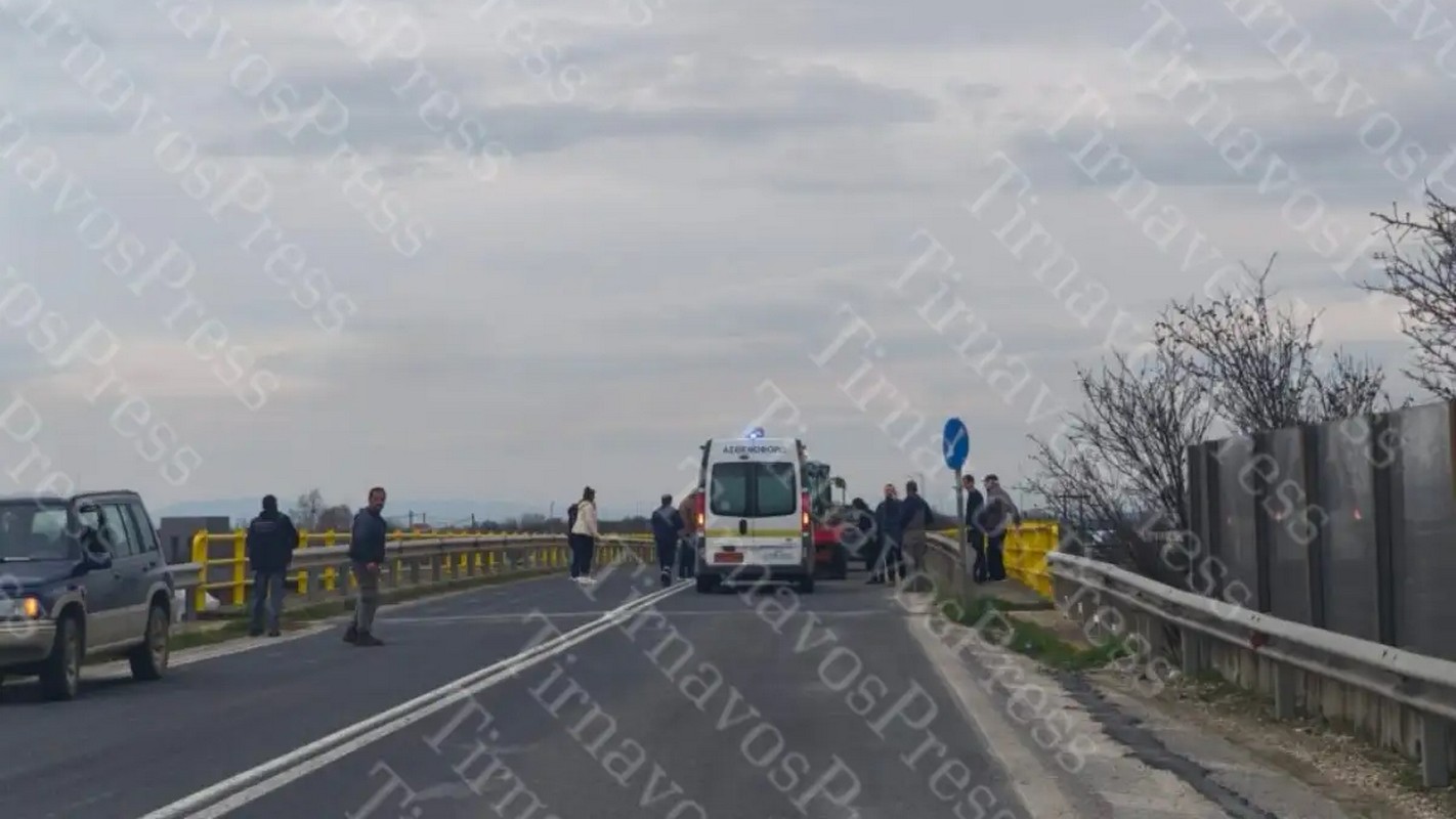 Σοβαρό τροχαίο ατύχημα στη νέα γέφυρα Τυρνάβου: Γυναίκα καταπλακώθηκε από πλατφόρμα τρακτέρ