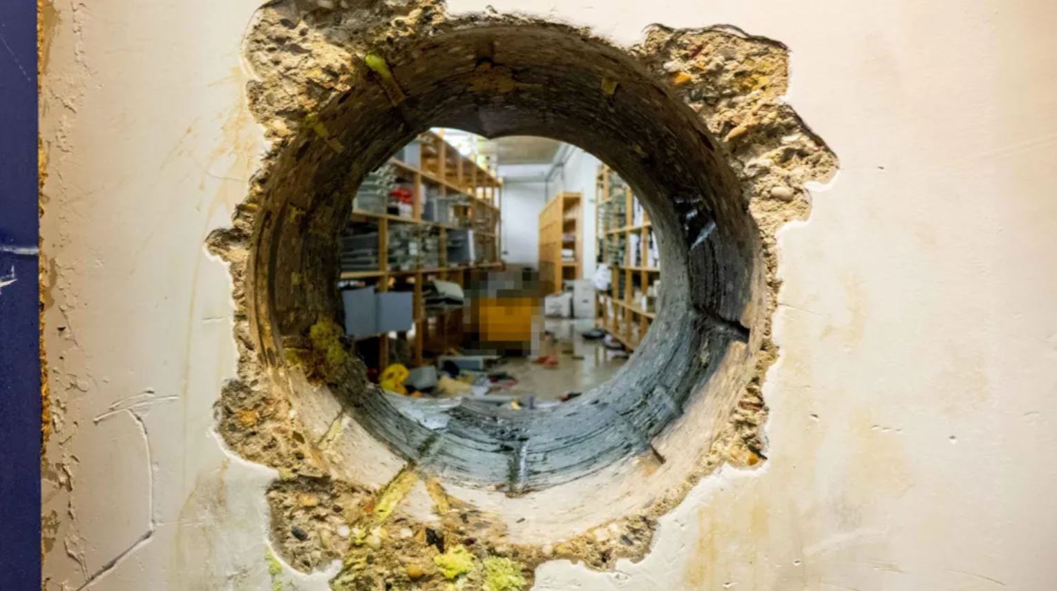 Μια άποψη του θόλου και της τρυπημένης οπής όπως φαίνεται από την άλλη πλευρά του τοίχου της τράπεζας