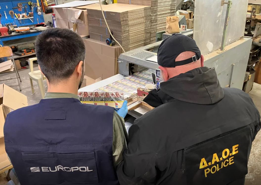 Πώς δρούσε το κύκλωμα λαθραίων τσιγάρων που εξαρθρώθηκε από την ΕΛ.ΑΣ. – Οι αρχηγοί, ο αστυνομικός, ο «Κινέζος» και τα 7 εκατ. ευρώ διαφυγόντες δασμοί
