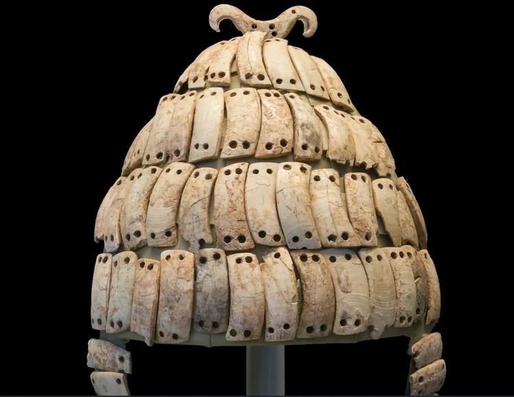 Μυκηναϊκό οδοντόφρακτο κράνος από τις Μυκήνες, 14ος αιώνας π.Χ. Εκτίθεται στο Εθνικό Αρχαιολογικό Μουσείο, Αθήνα. Πηγή: Public Domain