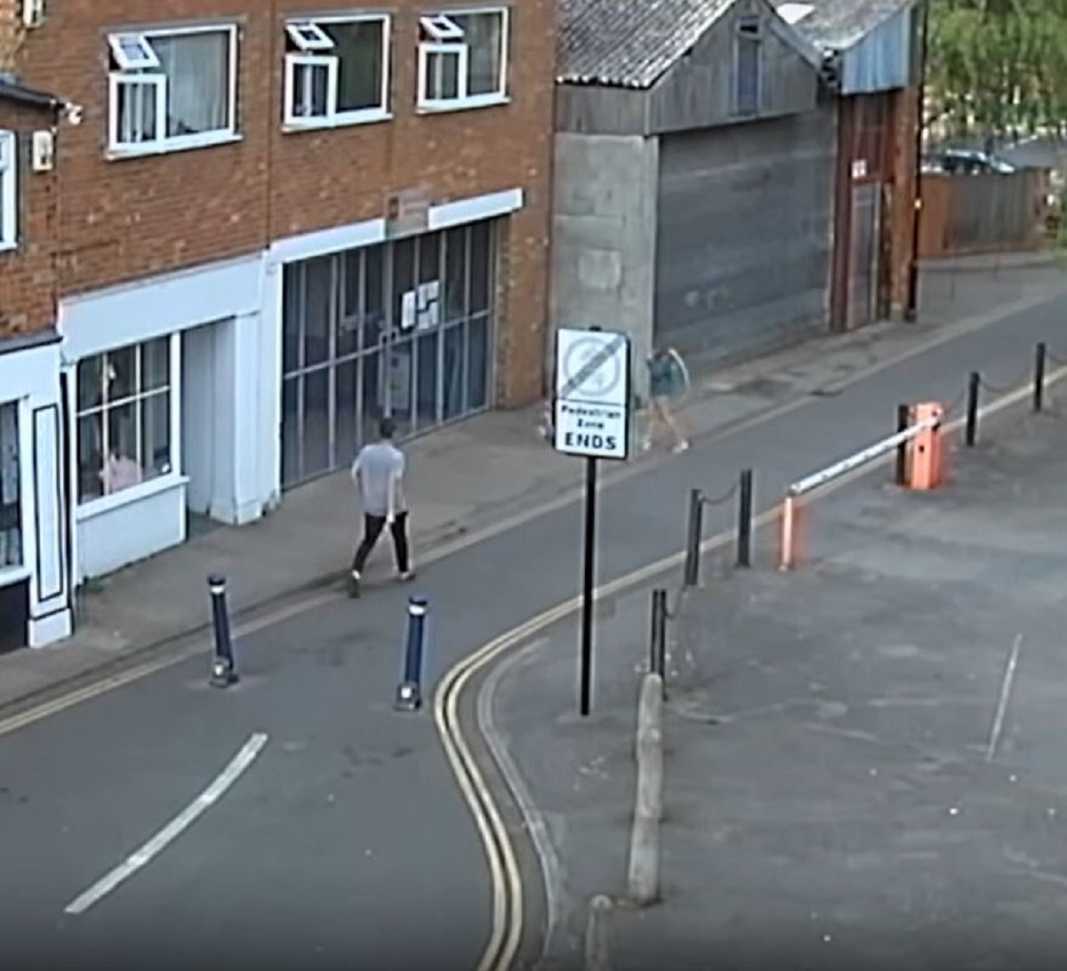 Στη συνέχεια όρμησε προς το μέρος της κρατώντας σφιχτά ένα μαχαίρι.