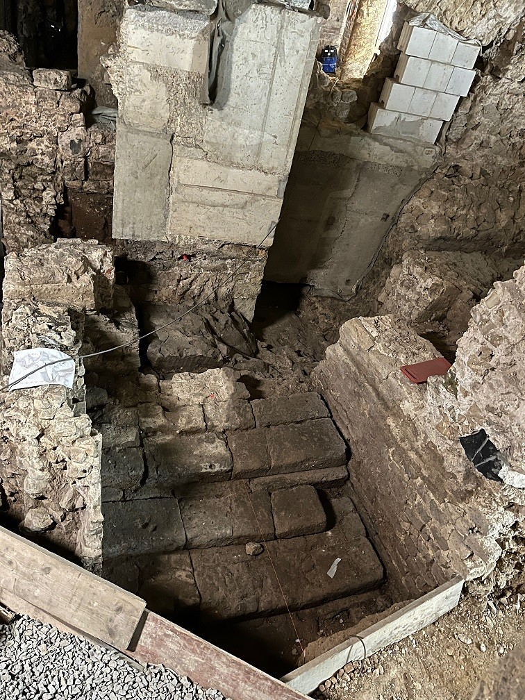 Ρωμαϊκή σκάλα του 1ου αιώνα μ.Χ.: Σπάνια διατηρημένα πέτρινα σκαλοπάτια που συνδέουν τα χαμηλότερα επίπεδα με θέα προς τον Ρήνο με το υπερυψωμένο συγκρότημα του Praetorium (Πραιτωρίου). Το εύρημα αποκαλύφθηκε κατά τη διάρκεια των ανασκαφών στον χώρο του MiQua στην Κολωνία