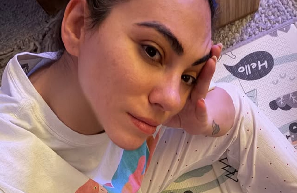 Ευρυδίκη Βαλαβάνη: Χωρίς μακιγιάζ, σε τρυφερά στιγμιότυπα με τον γιο της και… «ζηλεύοντας» το γατάκι της