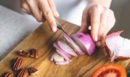 Πώς να εξαφανίσετε τη μυρωδιά του κρεμμυδιού από τα χέρια σας, χωρίς να χρησιμοποιήσετε γάντια