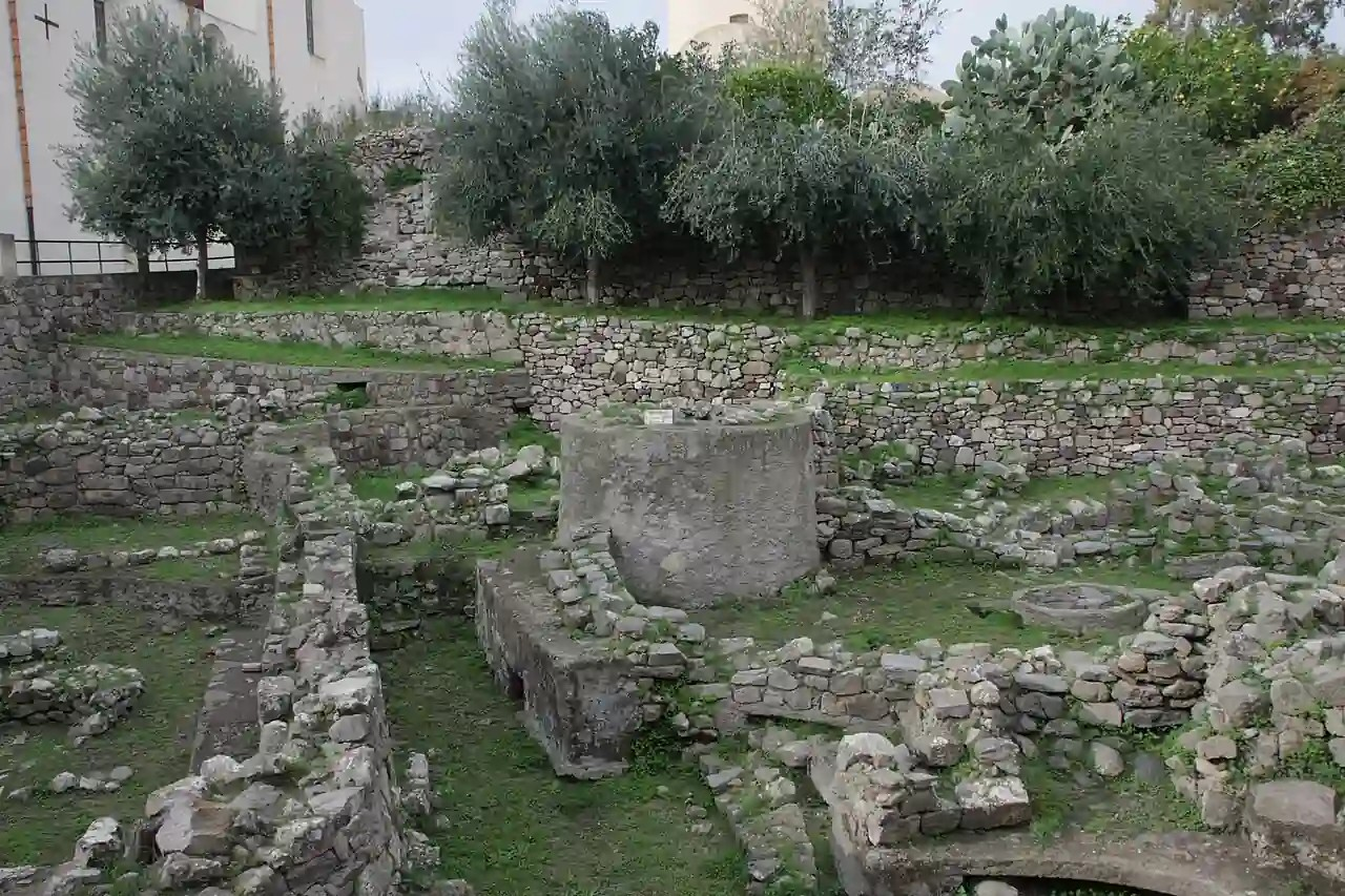 Ο Βόθρος του Αιόλου ανάμεσα στα ερείπια της Ακρόπολης του Λίπαρι. Πηγή: Davide Mauro / Wikimedia Commons