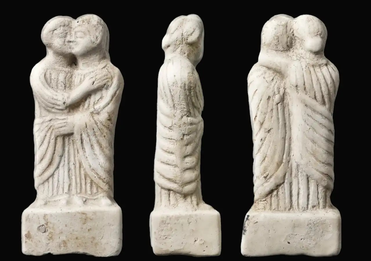 Το πήλινο αγαλματίδιο (τερακότα) που βρέθηκε στον τάφο του παιδιού, το οποίο πιθανώς αναπαριστά τους γονείς του. Πηγή: S. Lancelot, Inrap