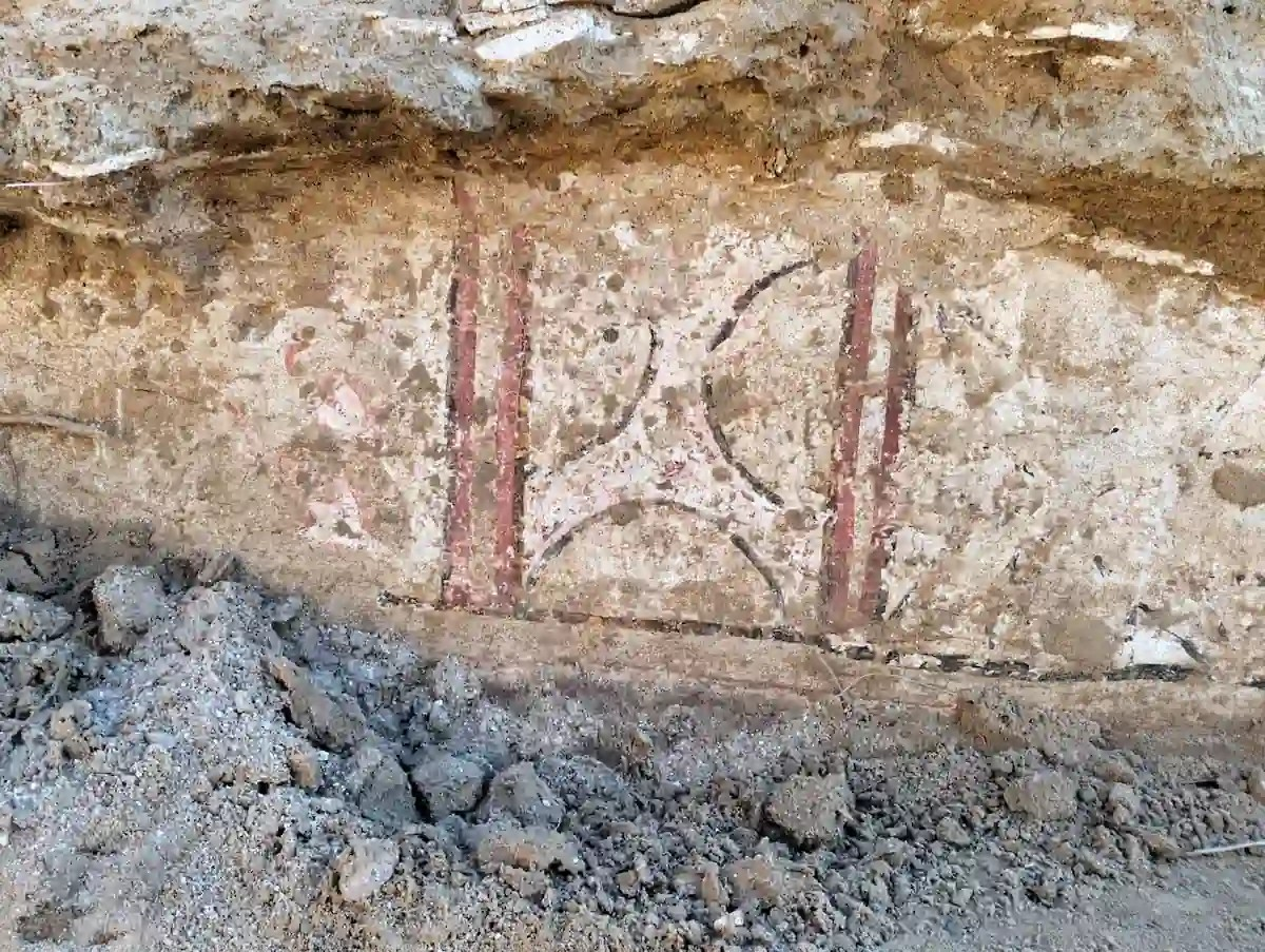 Τοιχογραφίες που ανακαλύφθηκαν στο κτίριο του 5ου αιώνα. Πιστωτική αναφορά: Υπουργείο Τουρισμού και Αρχαιοτήτων 