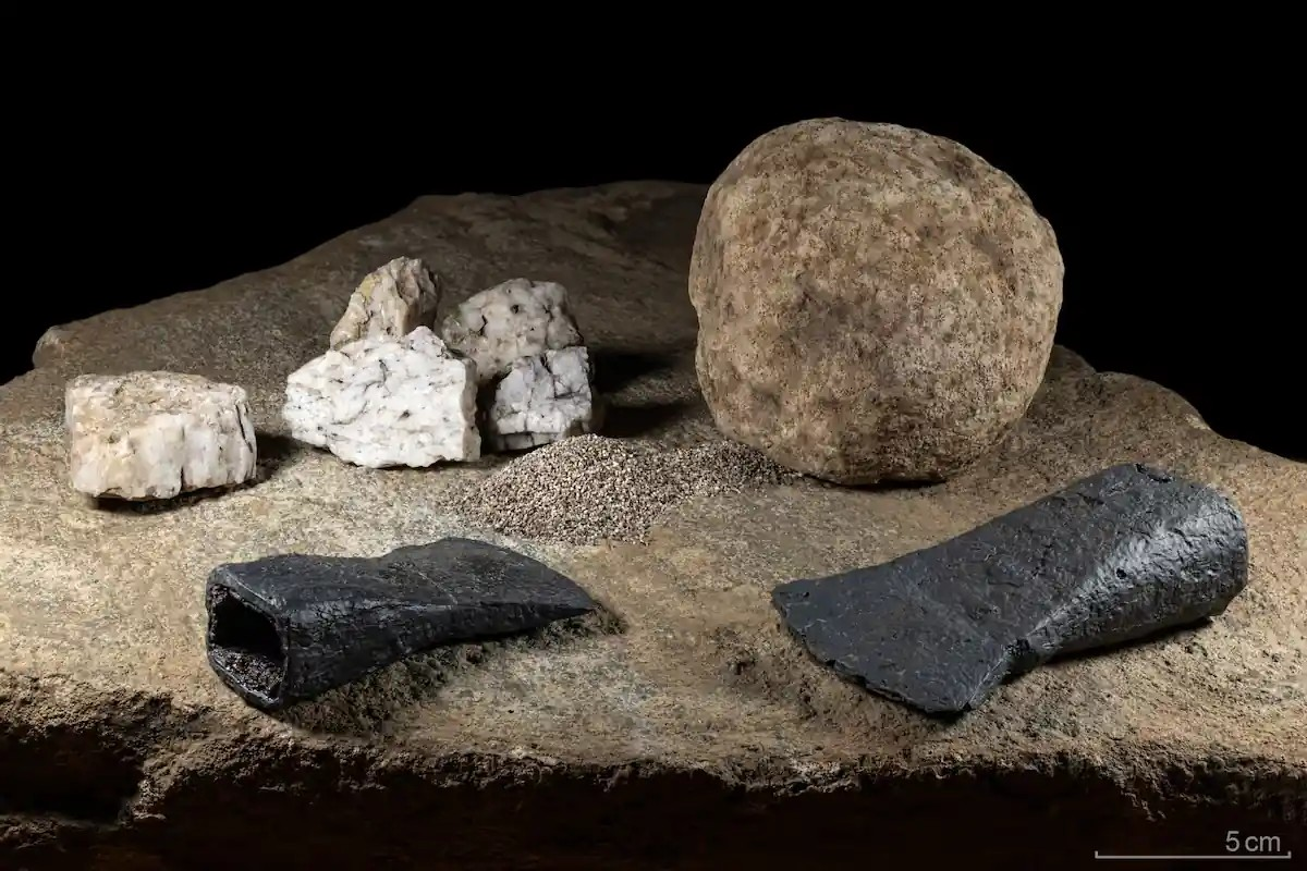 Χαλαζίας, κρουστήρας, τσεκούρι και πέτρινη πλάκα ανασυνθέτουν μια τελετουργία της Εποχής του Σιδήρου. Πηγή: LWL-Archäologie für Westfalen/T. Poggel