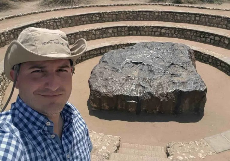 Ο Ludovic Ferrière, φωτογραφημένος το 2019 δίπλα στον περίφημο μετεωρίτη Hoba της Ναμίμπια (Πηγή εικόνας: Epigraphie12/CC 4.0) 