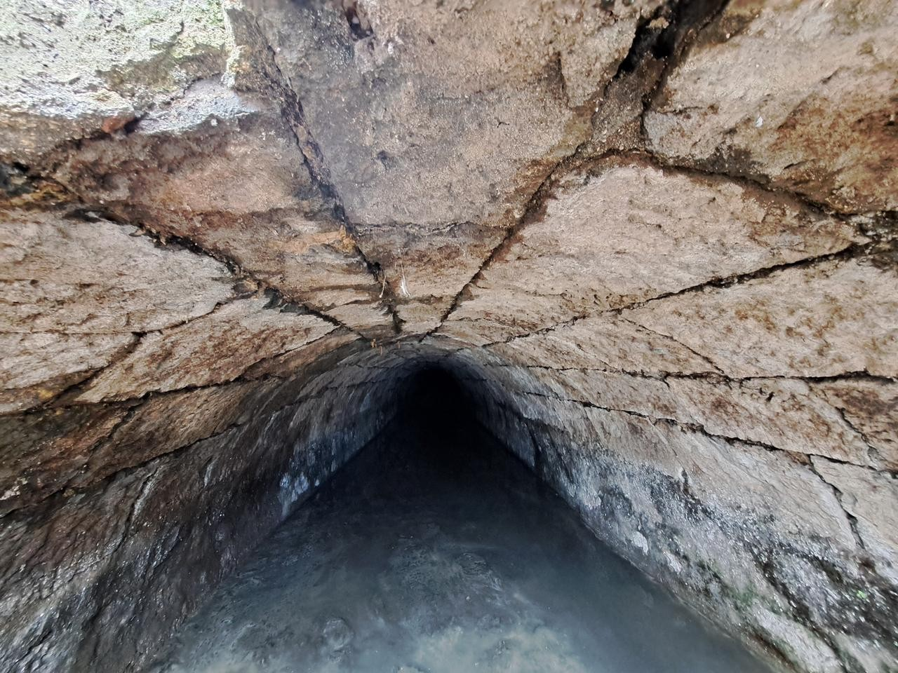 Μια θολωτή υπόγεια σήραγγα νερού, που πιστεύεται ότι χρονολογείται από τη Ρωμαϊκή περίοδο, έρχεται στο φως κατά τη διάρκεια έργων αστικής ανάπλασης στην Τραπεζούντα της Τουρκίας, 4 Μαρτίου 2026. (Φωτογραφία IHA) 