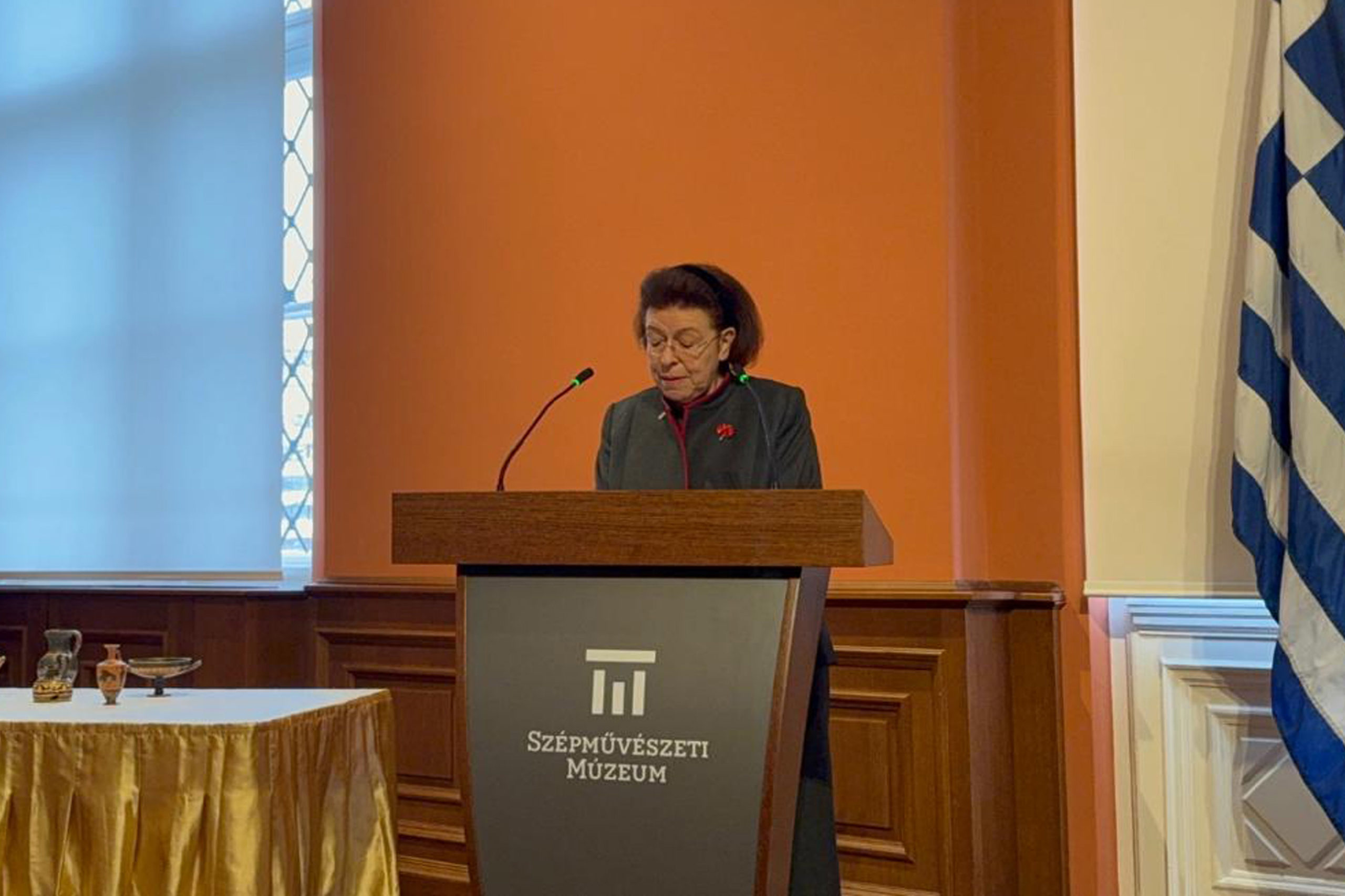 ΛΙΝΑ ΜΕΝΔΩΝΗ